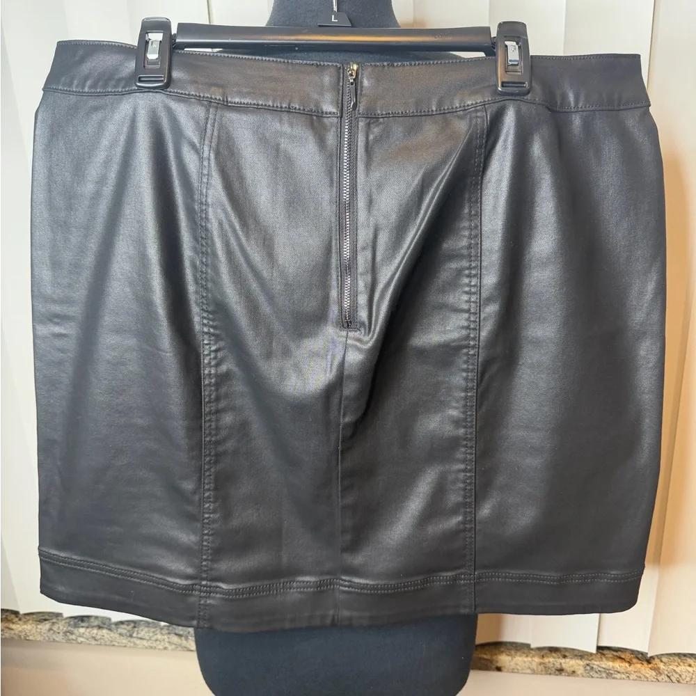 White House Black Market black faux-leather mini skirt chain detailing Size 18